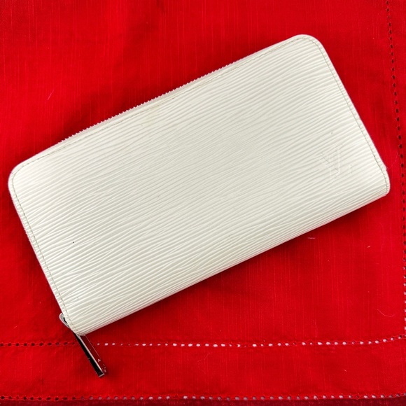 AUTHENTIC Louis Vuitton  leather wallet. Previously owned. Color cream/Off white - Picture 1 of 16